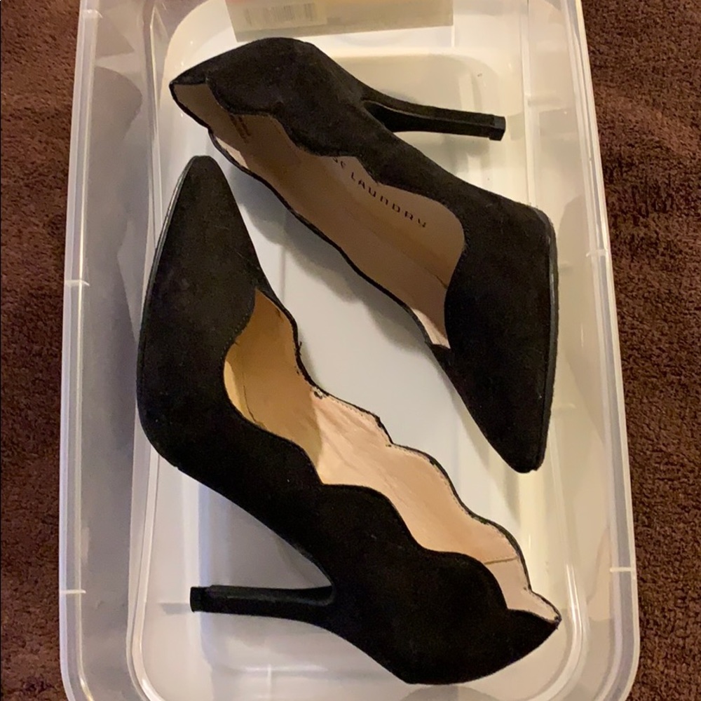 Black pumps
